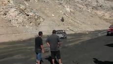 Опитаха да извадят джипа от калта… но вместо това го направиха кабрио! - Videoclip.bg