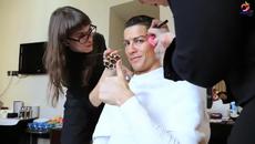 Роналдо демонтстрира футболни умения на улицата и изненадва  дете - Videoclip.bg