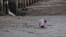 Смело момче легна в калта за да спаси двама фотографи (ВИДЕО) - Videoclip.bg