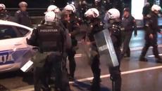 Полицията атакува протестиращите в Подгорица, има пострадали - Videoclip.bg