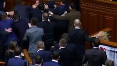 Масов бой сред управляващите в украинския парламент - Videoclip.bg