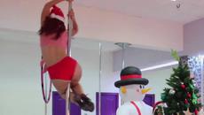 Весела Коледа!!! Секси момичетата яко Pole Dance - Videoclip.bg