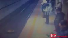 Мъж скача върху коловозите на метрото  за самоубийство - Videoclip.bg
