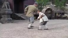 Джеки Чан се учи на бойни техники от дете от Шаолин - Videoclip.bg