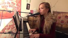 Момиче изпълнява песента на Adele - Hello - Videoclip.bg