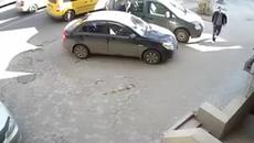 Как действат крадците в днешно време! Тя даже не разбра от къде и дойде! - Videoclip.bg