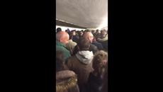 Публиката в Стад дьо Франс пее Марсилезата по време на евакуацията - Videoclip.bg