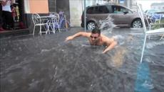 Този направо изби рибата! Вижте го как се гмурка само по булеварда! - Videoclip.bg