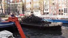 Какво се намира на дъното при почистване на плавателният канал в Амстердам   - Videoclip.bg