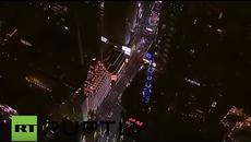 USA: Fireworks illuminate New York as thousands bring in New Year - Videoclip.bg