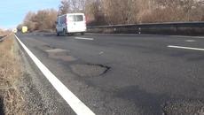Десетки дупки в асфалта по Е-79 след заледяването - видео БГНЕС - Videoclip.bg