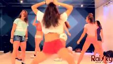 Катерина Шошина отново избухна в twerk танците - Videoclip.bg