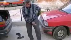 Мъж от България играе кючек на улицата - Смях - Videoclip.bg