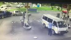Микробус буквално се приземи върху кола на бензиностанция (ВИДЕО) - Videoclip.bg