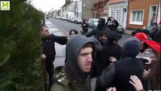 Остър сблъсък между французи и емигранти (ВИДЕО) - Videoclip.bg