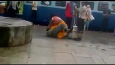 Ето как свалка с жена завърши с нокаут...Смях! - Videoclip.bg