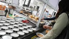 Деца се натровиха с кренвирши и пържоли и са приети в болница от училище - Videoclip.bg