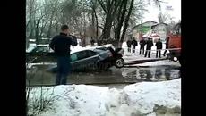 Как в Русия извадиха попаднал в дупка автомобил! - Videoclip.bg
