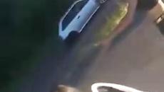 Ето защо има глоби! Секси мацка излиза да танцува на пътя и предизвиква верижна катастрофа (ВИДЕО) - Videoclip.bg