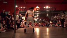 Момиче със страхотна хореография на песента "Baby One More Time" на Бритни Спиърс / (video) - Videoclip.bg