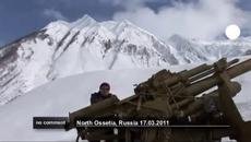 Вижте тези щури руснаци! Играят си с големи пушки и си правят лавини! - Videoclip.bg