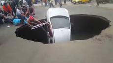 Спасяване на двойка пропаднала в огромна дупка с колата си - Videoclip.bg