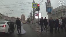Семеен скандал в сватбения ден / В Туле невеста избила жениха букетом и сбежала со свадьбы - Videoclip.bg