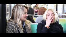 Една необикновена сутрин! Вижте този мъж как развесели хората в метрото - Videoclip.bg
