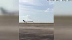 Зрелищно кацане: Товарен самолет се приземи без преден колесник (ВИДЕО) / Plane lands without landing gear - Videoclip.bg