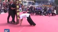 Шаолински монах се задържа 10 секунди на един пръст - Videoclip.bg