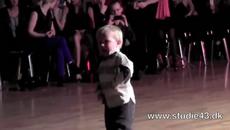 Още е на две години и вече се вижда таланта му:) - Videoclip.bg