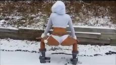 Мацка dance Twerking в снега Весела Коледа - Videoclip.bg
