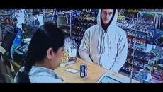 Храбра продавачка ступа пишман-крадец - Videoclip.bg