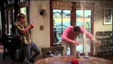 Каскади - Двама мъже и половина Funny Stunts from Two and a half men - Videoclip.bg