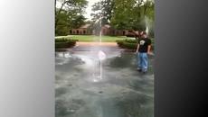 Фрисби под струя на фонтан - Videoclip.bg