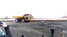 450-тонен камион смазва лек автомобил на тест-проба (ВИДЕО) - Videoclip.bg