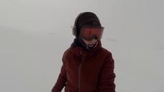 Мечка погна сноубордистка в момент на селфи - Videoclip.bg