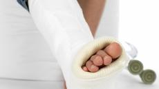 Лекар гипсира здрав крак заради фалшив болничен лист - Videoclip.bg