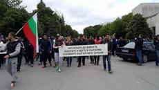 Хиляди на протест в Раднево - Има ранени и протестиращи, и полицаи при сблъсъците - Videoclip.bg