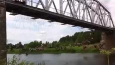 Бънджи скок със 135 човека! - Videoclip.bg