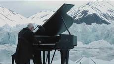 Спаси Арктика! Пианиста Ludovico Einaudi със спиращо дъха изпълнение в сърцето на Aрктика (ВИДЕО) - Videoclip.bg