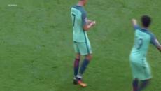 Роналдо побесня след като получи бележка от треньора по време на мач - Videoclip.bg