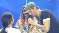 Енрике Иглесиас в ролята на сватовник! Момче предложи брак на приятелката си Нели по време на концерта в зала ''Арена Армеец'' !