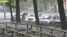 Ужас! Вижте как тя пази колата си от градушката - Videoclip.bg