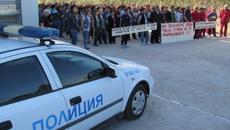 Протест в Русе! Шивачки спряха багер, за да не разруши незаконен път - Videoclip.bg