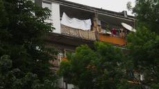 Близнаци на година и половина паднаха от осмия етаж - Videoclip.bg