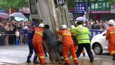 Дупка на пътя погълна четири коли в Китай (ВИДЕО) - Videoclip.bg