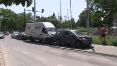 Верижна катастрофа на спирка в Русе повали четири автомобила - Videoclip.bg
