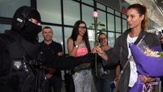 Спецполицай посрещна Цвети Пиронкова с цвете (ВИДЕО) - Videoclip.bg