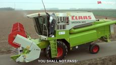 Как ще преминем ! - С полските трактористи и комбайнери шега не бива - Videoclip.bg